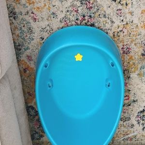 A bathtub for infantil to toddler.